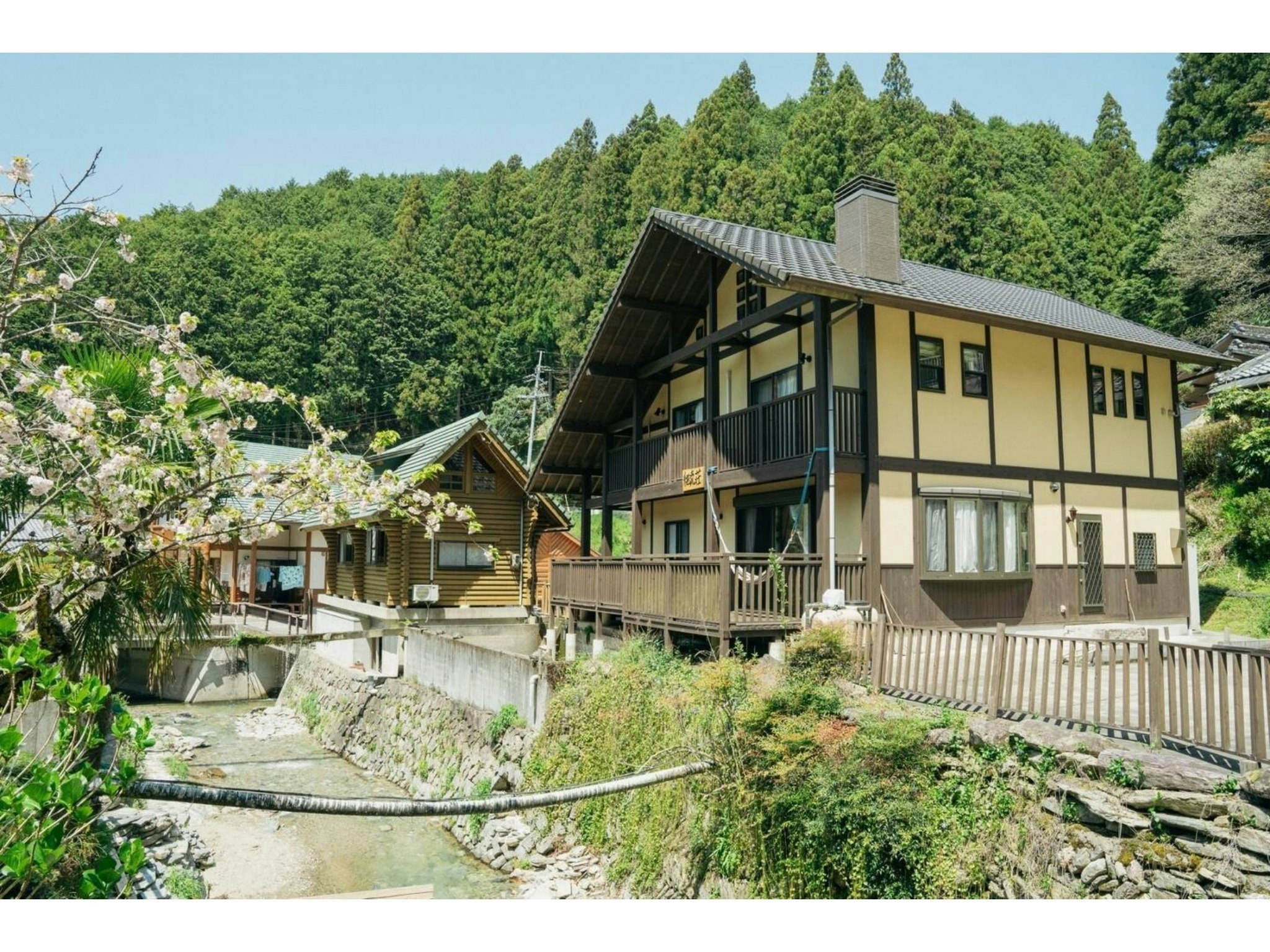 広々ログハウスを一棟貸切!屋根付きBBQ場、貸切サウナ、ピザ窯、アマゴ釣りも楽しめます!
