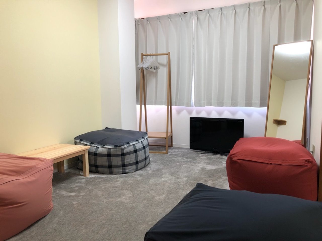 幕張本郷駅徒歩3分。幕張メッセまでバスで約15分。1階には大型コインランドリー。